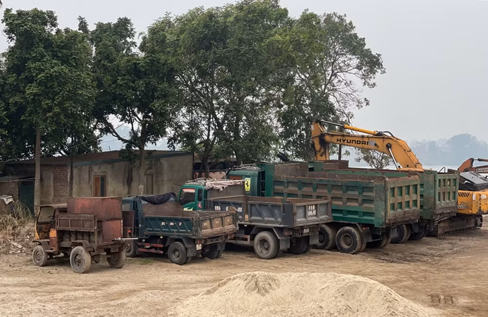 Để đảm bảo thực hiện nghiêm túc các quy định của pháp luật về quản lý và sử dụng đất đai theo đúng mục đích được giao, UBND xã Phù Đổng yêu cầu, ông Khổng Trường Giang phải tự giác tháo dỡ toàn bộ lán tạm xây bằng gạch chỉ đỏ, bổ trụ 110mm và di chuyển toàn bộ các vật tư tài sản do vi phạm hành chính về lĩnh vực đất đai, TTXD ra khỏi thửa đất nông nghiệp 64/CP có nguồn gốc do thuê của các hộ dân thôn Đổng Viên. Thời gian thực hiện xong trước ngày 25/11/2024.