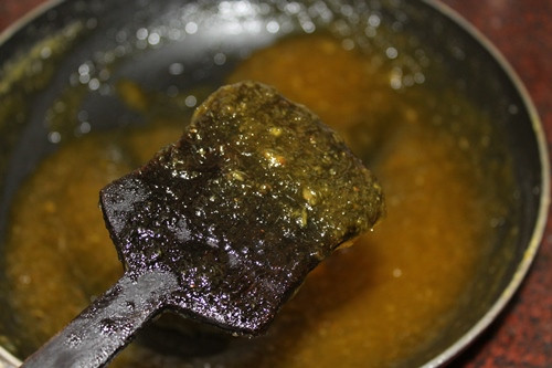 Bước 6: Đảo đến khi mứt sền sệt là được. 