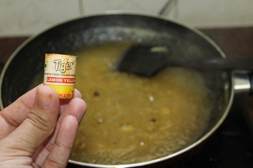 Bước 4: Cho thêm chất tạo màu vàng vào, đảo đều. 