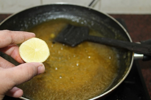 Bước 5: Tiếp tục cho nước cốt chanh vào rồi đảo đều, đun nhỏ lửa.