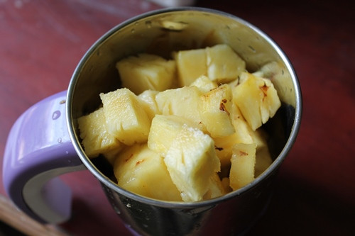 Bước 2: Cho dứa vào máy say sinh tố, say nhuyễn. 