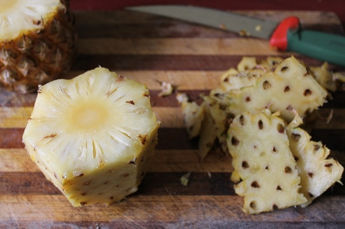 Bước 1: Dứa sơ chế sạch, cắt bỏ mắt, thái miếng nhỏ 