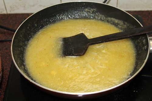 Bước 3: Đổ dung dịch vừa xay và đường cho vào chảo, khuấy khoảng 10 phút.