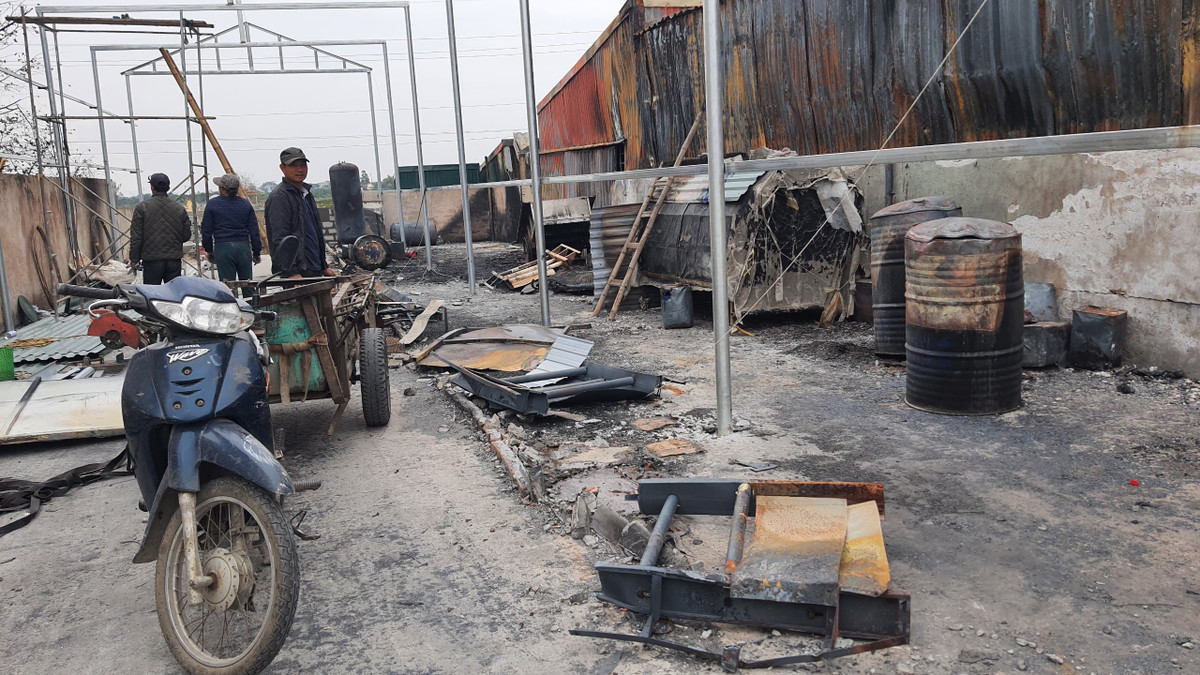 Hà Nội: Nhà xưởng hàng xóm cháy, 3 mẹ con kêu cứu mất nhà cận Tết - Hình 8 Ha Noi: Nha xuong hang xom chay, 3 me con keu cuu mat nha can Tet-Hinh-8