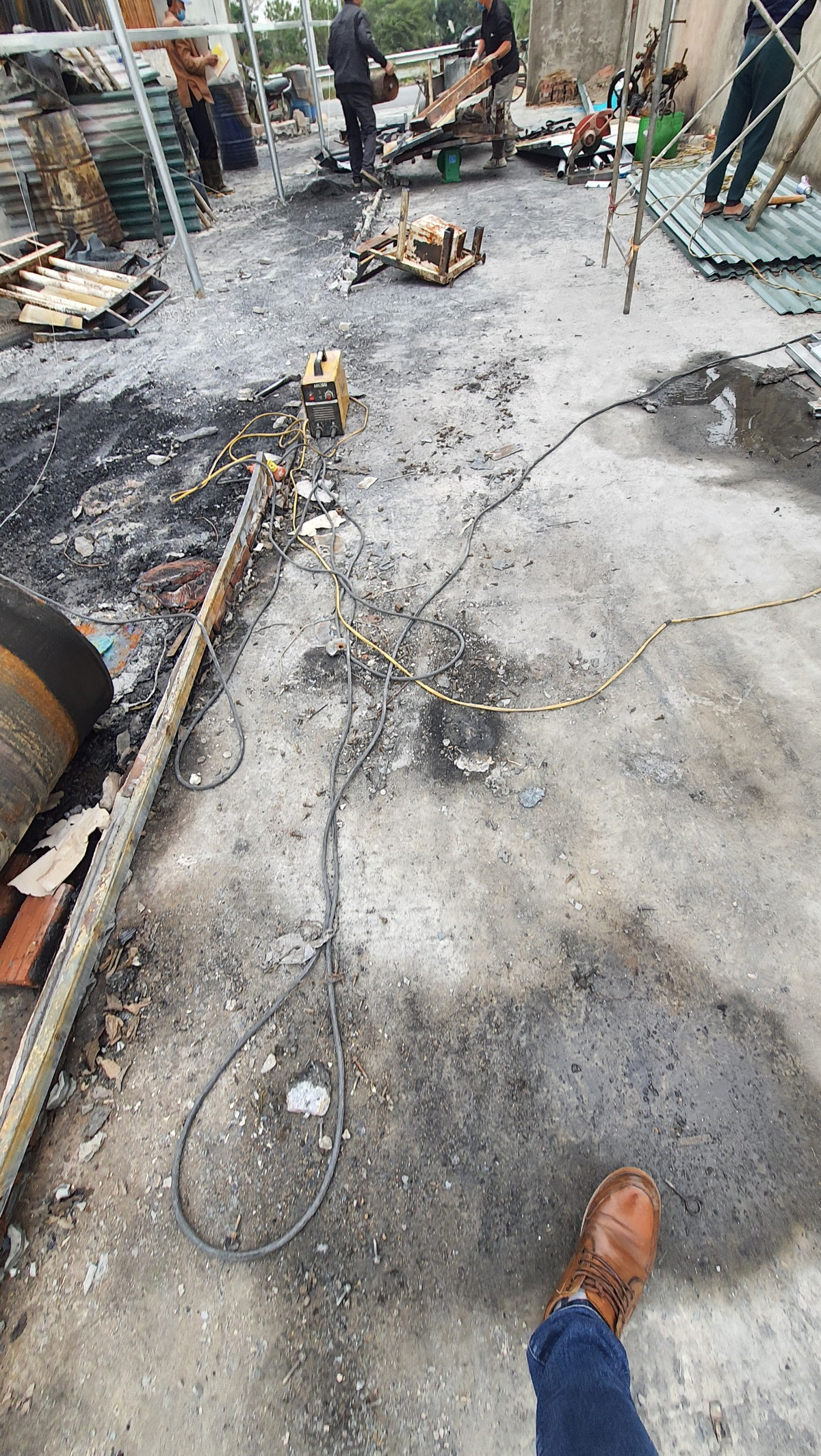 Hà Nội: Nhà xưởng hàng xóm cháy, 3 mẹ con kêu cứu mất nhà cận Tết - Hình 7 Ha Noi: Nha xuong hang xom chay, 3 me con keu cuu mat nha can Tet-Hinh-7