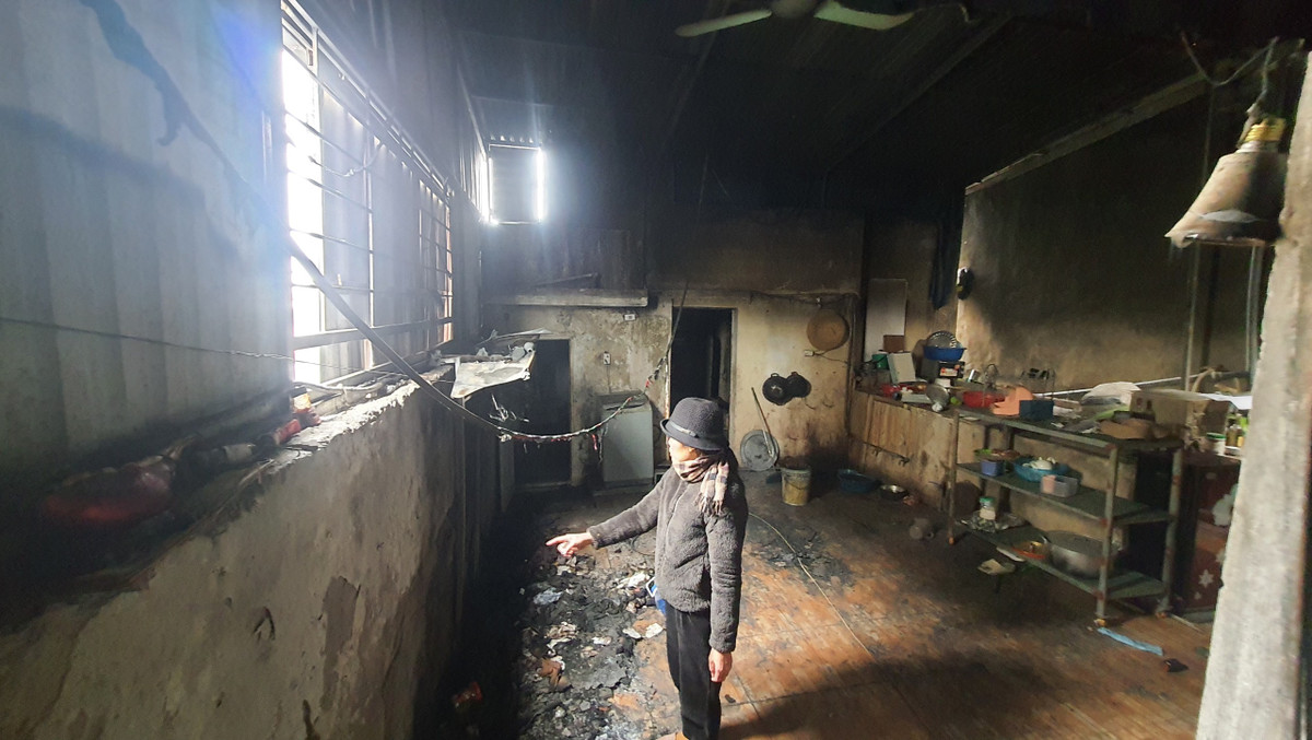 Hà Nội: Nhà xưởng hàng xóm cháy, 3 mẹ con kêu cứu mất nhà cận Tết - Hình 2 Ha Noi: Nha xuong hang xom chay, 3 me con keu cuu mat nha can Tet-Hinh-2