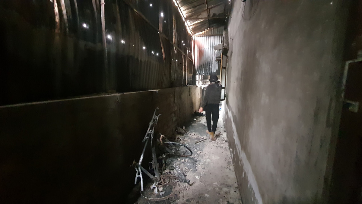 Hà Nội: Nhà xưởng hàng xóm cháy, 3 mẹ con kêu cứu mất nhà cận Tết - Hình 3 Ha Noi: Nha xuong hang xom chay, 3 me con keu cuu mat nha can Tet-Hinh-3