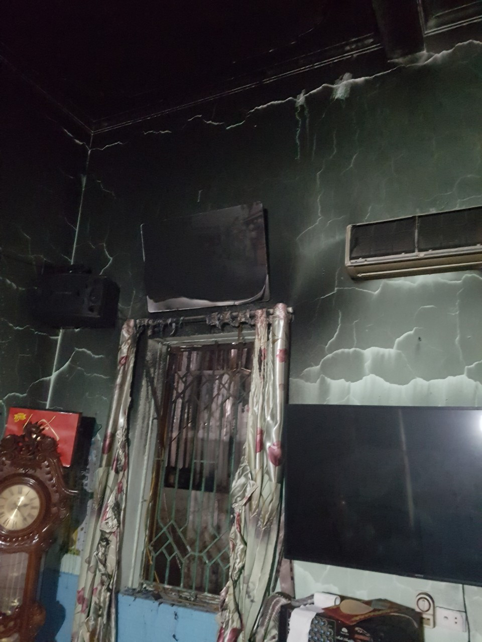 Hà Nội: Nhà xưởng hàng xóm cháy, 3 mẹ con kêu cứu mất nhà cận Tết - Hình 4 Ha Noi: Nha xuong hang xom chay, 3 me con keu cuu mat nha can Tet-Hinh-4