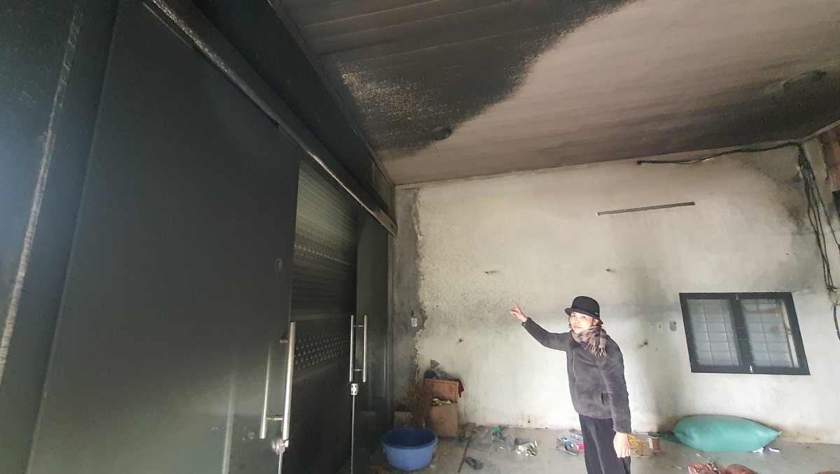 Hà Nội: Nhà xưởng hàng xóm cháy, 3 mẹ con kêu cứu mất nhà cận Tết - Hình 5 Ha Noi: Nha xuong hang xom chay, 3 me con keu cuu mat nha can Tet-Hinh-5