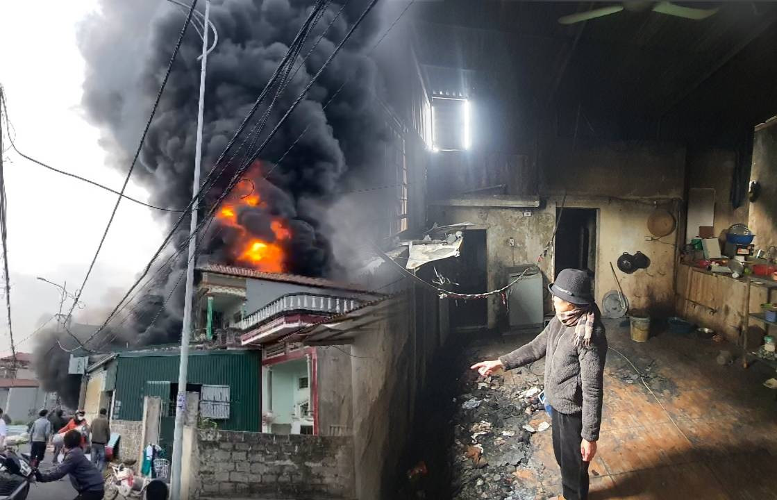 Hà Nội: Nhà xưởng hàng xóm cháy, 3 mẹ con kêu cứu mất nhà cận Tết Ha Noi: Nha xuong hang xom chay, 3 me con keu cuu mat nha can Tet