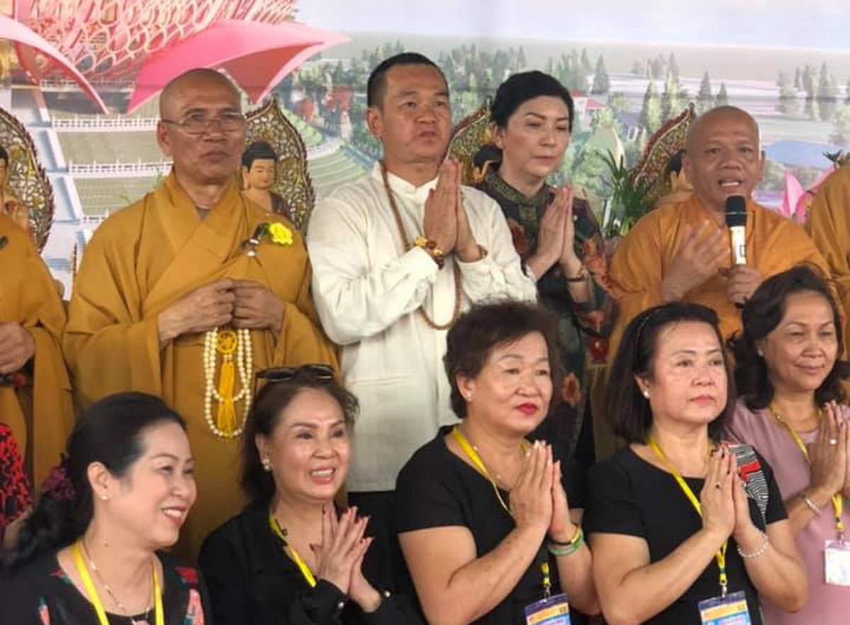 Dai gia banh pia Tan Hue Vien de doa nha bao la nguoi the nao?-Hinh-2