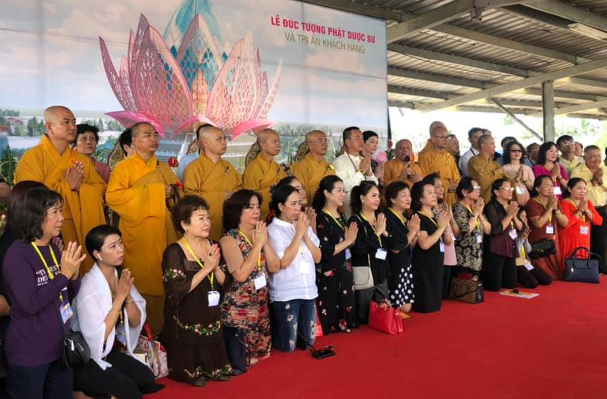 Dai gia banh pia Tan Hue Vien de doa nha bao la nguoi the nao?