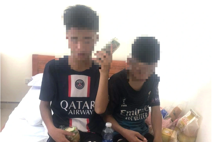 Thuc hu vu 2 anh em dap xe gan 500km xuong Ha Noi tim me