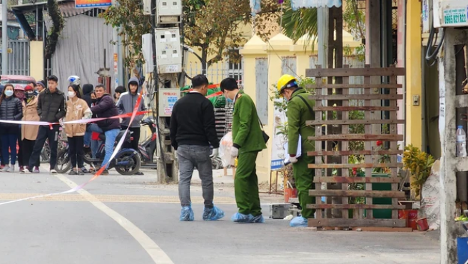 Tại hiện trường, lực lượng chức năng phát hiện trên nền nhà có nhiều vết máu rải rác từ trong ra ngoài. Trên tầng 2, ông G. đã tử vong tại phòng ngủ với nhiều vết thương nghiêm trọng. Hiện trường vụ việc không có nhiều dấu vết, đặc biệt cửa trước không bị cạy phá, nhiều khả năng được mở từ bên trong. Xác định là trọng án, Công an tỉnh Bắc Ninh đã tập trung lực lượng tối đa nhằm nhanh chóng làm rõ.