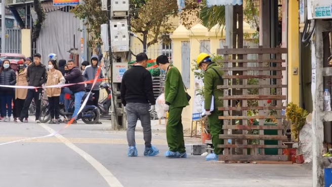 Tại hiện trường, lực lượng chức năng phát hiện trên nền nhà có nhiều vết máu rải rác từ trong ra ngoài. Trên tầng 2, ông G. đã tử vong tại phòng ngủ với nhiều vết thương nghiêm trọng. Hiện trường vụ việc không có nhiều dấu vết, đặc biệt cửa trước không bị cạy phá, nhiều khả năng được mở từ bên trong. Xác định là trọng án, Công an tỉnh Bắc Ninh đã tập trung lực lượng tối đa nhằm nhanh chóng làm rõ.