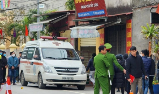Bên cạnh đó, trước khi bất tỉnh, bà H. nói rằng có một người đàn ông đã sát hại vợ chồng bà. Các điều tra viên cũng cho nhận diện đôi giày thu giữ tại hiện trường, tuy nhiên không ai phát hiện ra đây là giày của người nào trong thôn. Cơ quan công an tiếp tục rà soát các mối quan hệ xã hội của vợ chồng nạn nhân, nhưng không mang lại kết quả. Vụ án càng lúc càng trở nên mơ hồ, khó hiểu.