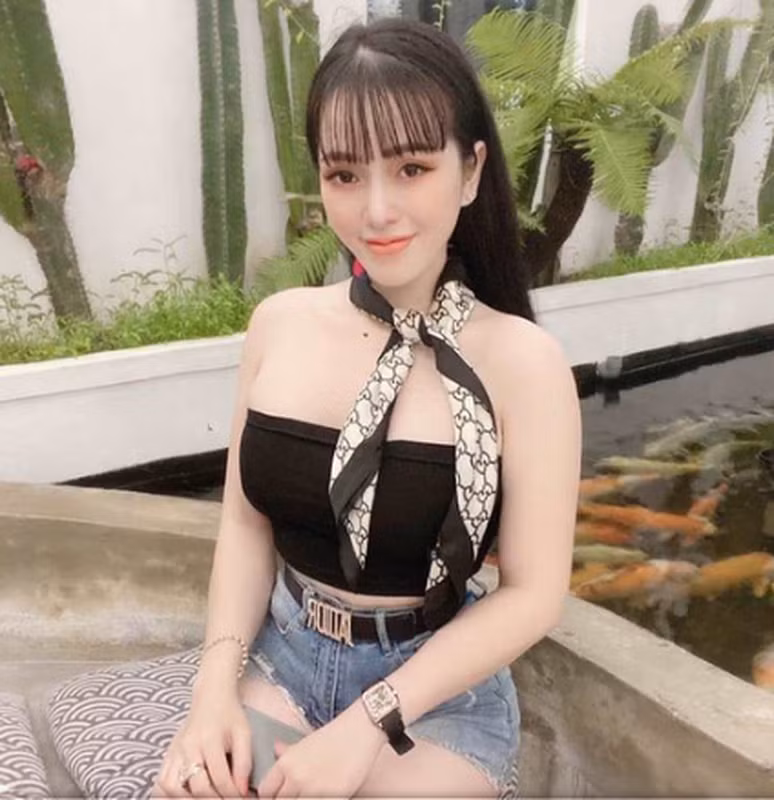 Trương Thị Kiều Trang (24 tuổi, tạm trú tại Đà Nẵng) vốn là nhân viên quán karaoke ở Quảng Trị và đã có chồng con. Sau khi chồng bị bắt về hành vi tàng trữ trái phép chất ma túy, Trang vào Đà Nẵng làm nhân viên spa. Trên mạng xã hội, Kiều Trang đăng tải thông tin về spa, làm đẹp và giới thiệu là sinh viên một trường đại học thường xuyên khoe hình ảnh về cuộc sống giàu sang… 