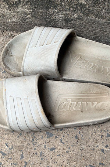 Thời điểm xảy ra vụ án là đêm nên nhân chứng vụ việc không có, khu trọ bình dân cũng không lắp camera an ninh… Tuy nhiên, tại hiện trường có để lại một đôi dép lạ, đó là đôi dép nhựa màu trắng hiệu Vduwa. Theo nhận định của cơ quan điều tra, có thể của đối tượng gây án để lại. Khám nghiệm hiện trường cũng cho thấy, nạn nhân bị mất 1 điện thoại di động hiệu OPPO màu đỏ và chứng minh nhân dân … Trước tính chất nghiêm trọng của vụ việc, Công an tỉnh Đồng Nai đã xác lập chuyên án để điều tra, làm rõ đối tượng gây án.