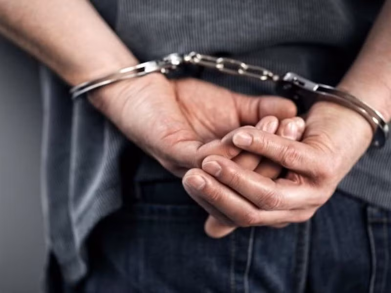 Các tổ công tác miệt mài rà soát, rồi sàng lọc dần, cuối cùng khoanh vùng được đối tượng nghi vấn là Đậu Đức Mười (SN 1989, quê ở Quỳnh Lưu, Nghệ An), nhưng lang thang vào Đồng Nai từ nhiều năm nay. Y từng có 3 tiền án về tội trộm cắp tài sản và cả 3 vụ án này đều xảy ra ở Đồng Nai. Ngày 25/3/2020, Mười ra tù, vẫn quay lại Đồng Nai sống lang thang và có biểu hiện tiếp tục trộm cắp. Tên này là lúc nào cũng hành động một mình. Y cứ đi bộ lang thang, thấy nơi nào sơ hở là đột nhập trộm cắp. Khi các trinh sát lần ra được đối tượng thì Mười đã biến mất. (Ảnh minh họa, nguôn internet)