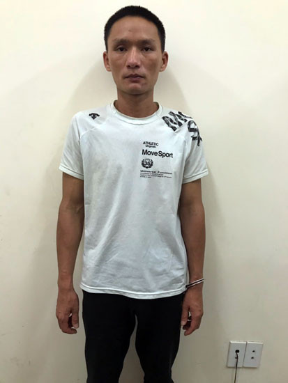 Rạng sáng 9/4, Mười lại lang thang đi đến các phòng trọ để tìm xem nơi nào sơ hở, đột nhập trộm cắp tài sản. Đến khu trọ tổ 17K, KP.8A, phường Long Bình, phát hiện phòng trọ của Minh đang mở hé cửa, Mười lẻn vào trộm 1 điện thoại di động OPPO để trên nóc tủ lạnh. Nghe tiếng động, Minh tỉnh giấc, phát hiện tên trộm, em lấy được con dao nhỏ ở bếp, xua đuổi tên trộm ra khỏi phòng. Nhưng tên Mười đã nhanh tay cướp được con dao và đâm nhiều nhát vào người Minh. 