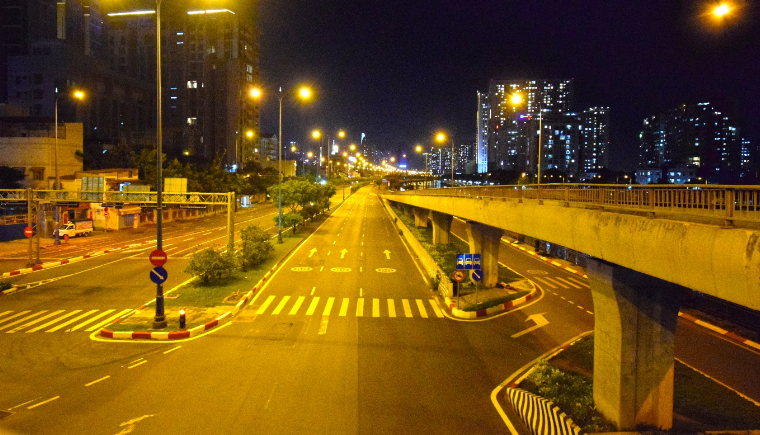 Bằng các biện pháp nghiệp vụ, Ban chuyên án đã xác định được, sáng 11/4, Mười ra quốc lộ 20 đi nhờ xe tải lên Lâm Đồng. Ngay trong đêm, 2 chiếc ô tô chở tổ công tác nối đuôi nhau lên đường. Vượt hàng trăm cây số, khi lên đến huyện Đức Trọng, tỉnh Lâm Đồng, nơi xác định đối tượng Mười đi nhờ xe tải thì tổ công tác phát hiện Mười đã lại bắt xe tải khác chạy lên cửa khẩu Đăk Peur, huyện Đăk Mil, tỉnh Đăk Nông để bỏ trốn sang biên giới Campuchia. Cuộc truy đuổi lại tiếp tục trên từng cây số. (Ảnh minh họa, nguôn internet) 