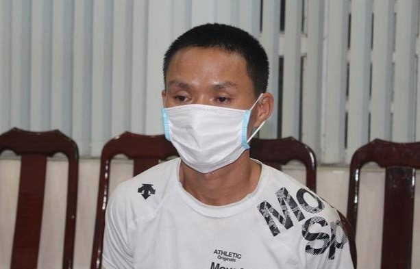 Đậu Đức Mười khai, vốn chỉ có “nghề”…ăn trộm nên ra tù ngày 25/3 là y đã tính đến việc đi trộm cắp để lấy tiền tiêu xài. Từ ngày 25/3 đến khi gây ra vụ giết người, Mười đã kịp gây ra 3 vụ trộm cắp tại các phòng trọ thuộc phường Long Bình, TP Biên Hoà vào thời điểm nửa đêm về sáng. Khoảng 1h ngày 4/4, Mười đột nhập vào phòng trọ của chị H, SN 1999, lấy trộm 1 xe máy Vison và 1 điện thoại di động Xiaomi. Sau khi trộm cắp, thấy nạn nhân xinh đẹp, Mười còn dùng dao khống chế chị H với ý định hiếp dâm. Nhưng khi chị H van xin và nhận ra… cùng quê với Mười nên y đã bỏ đi.