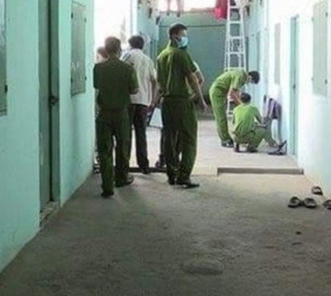 Nhận được tin báo, Phòng Cảnh sát hình sự Công an tỉnh Đồng Nai đã có mặt ngay tại hiện trường. Bước đầu, xác định nạn nhân là Phạm Thị Bình Minh (SN 2004, trú tại thị xã Hương Trà, tỉnh Thừa Thiên- Huế), là công nhân thời vụ của Công ty TNHH INZI, TP Biên Hoà. Minh thuê phòng trọ ở một mình từ ngày 7/4, mới được 2 ngày đã xảy ra vụ án đau lòng trên. Nạn nhân bị 3 vết thương, nguyên nhân tử vong do sốc mất máu vì vết thương thấu ngực gây thủng tim. (Ảnh minh họa, nguôn internet)