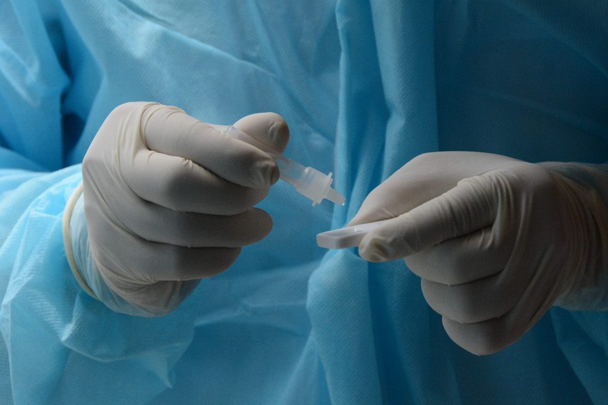 Khi xác minh thông tin, phía gia đình nạn nhân và những người dân xung quanh đều khẳng định vào thời điểm đám cháy xảy ra, không có ai ở đây đi xe máy đến hiện trường. Những bất thường tại hiện trường đám cháy được Công an xã Lý Bôn báo cáo về Công an huyện Bảo Lâm. Khi tiếp cận, Công an huyện Bảo Lâm tiếp tục phát hiện ra nhiều mẩu nhựa xung quanh nhà bà D, phía sân có một đoạn dây thừng cháy dở. Khi thu thập mẫu nước, kết quả xét nghiệm nhanh cho thấy trong nước có thành phần của xăng. Đến lúc này, giả thuyết về một vụ phóng hỏa đã được hình thành. (Ảnh minh họa, nguồn internet)