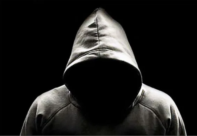 Từ dấu vết xăng, can nhựa, sợi dây cháy dở được thu thập, các điều tra viên khẳng định, nghi phạm đã có kế hoạch, tính toán kỹ lưỡng khi gây án, việc gia đình bà D. thoát nạn hoàn toàn là may mắn. Giữa lúc mọi thông tin đều chưa có manh mối, bất ngờ xuất hiện tin báo về một người đàn ông lạ mặt. Người này trước khi vụ án xảy ra đã đi xe máy đến Khuổi Vin để hỏi về một cô gái tên H., nhưng không ai biết H. là ai. (Ảnh minh họa, nguồn internet)