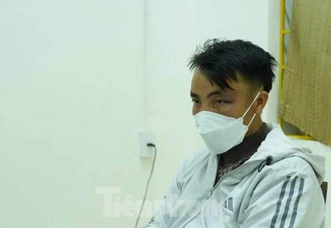 Tại cơ quan công an, Sùng khai nhận, vào năm 2020 có gặp gỡ chị H. và hai người nảy sinh tình cảm. Đến khoảng năm 2021, chị H. rời Gia Lai về quê, kể từ đó mọi liên lạc cũng bị chị này chủ động cắt đứt. Lúc này, Sùng nghĩ tới việc từng mua quà cáp cho chị H, chưa kể, trong quá trình quen nhau, chị H. mượn của đối tượng 10 triệu đồng, nhưng chưa trả. Từ đây, trong lòng Sùng nảy sinh sự thù tức. Sùng nhiều lần về Cao Bằng tìm nhưng không gặp được chị H. Biết được địa chỉ nhà mẹ đẻ chị H, Sùng quyết định trả thù. (Ảnh Tiền Phong) 