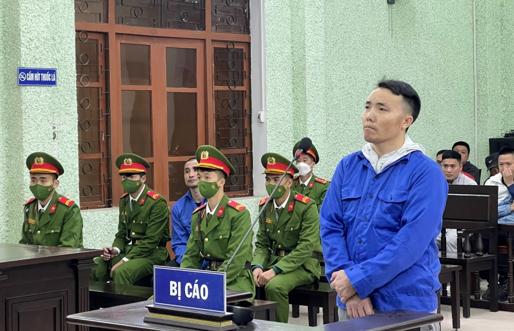 Ngày 30/2/2022, Sùng bắt xe từ Gia Lai về Cao Bằng tìm chị H nhưng không gặp. Đến ngày 5/4 Sùng đi từ tỉnh Bắc Kạn sang Bảo Lâm (Cao Bằng) rồi chuẩn bị can xăng, dây thừng, dây sắt với ý định đốt nhà bố mẹ chị H. Rạng sáng 6/4, Sùng tìm tới nhà bà D, biết mọi người đang ngủ, gã đàn ông này đổ xăng rồi phóng hỏa, thiêu rụi cả căn nhà. Tại phiên tòa xét xử vụ án, căn cứ vào hành vi phạm tội của đối tượng, TAND tỉnh Cao Bằng đã tuyên phạt Sùng 15 năm tù về tội "Giết người" và 5 năm tù về tội "Hủy hoại tài sản", tổng hợp hình phạt là 20 năm tù. 