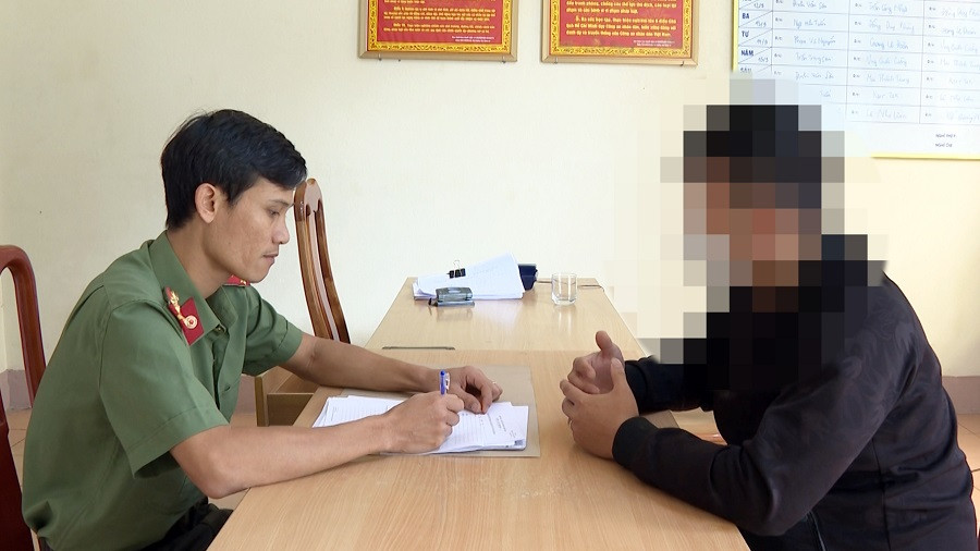 Sau quá trình xác minh, chỉ còn một nghi vấn duy nhất, đó là đám cháy liên quan đến những mâu thuẫn tình cảm, cá nhân. Hàng loạt đối tượng cộm cán, tha tù, cờ bạc, hành nghề tín dụng trên địa bàn đều được công an đưa vào tầm ngắm. Đáng lưu ý là tại xóm Khuổi Vin có đối tượng thường xuyên say rượu, trước đây đã đốt bếp nhà hàng xóm. Tuy nhiên, khi được gọi hỏi, tất cả những thông tin về hành trình, di biến động trong thời điểm vụ án xảy ra được người này cung cấp đều đúng. (Ảnh minh họa, nguồn internet)