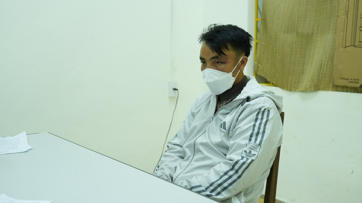 Đến khoảng năm 2021, chị H. rời Gia Lai quay trở lại Cao Bằng và cắt đứt liên lạc với Sùng. Qua miêu tả, nhận dạng cùng với những thông tin khác thu thập được, Công an tỉnh Cao Bằng xác định Sùng chính là người đã tìm về Khuổi Vin nhiều lần để tìm chị H. nhưng không gặp. Lúc này, Sùng là nghi phạm số 1 liên quan đến vụ cháy tại nhà bà D. Xác định được nghi phạm, Công an tỉnh Cao Bằng đã nhanh chóng tổ chức truy tìm đối tượng. Khi Sùng đang bắt xe khách để quay trở lại Gia Lai thì bị phát hiện, khống chế. 