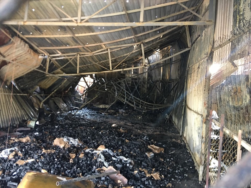 Nhận được tin báo, Công an xã Lý Bôn lập tức có mặt tại hiện trường. Khi lật những đám tro đen muội, khét lẹt, Công an xã Lý Bôn bất ngờ phát hiện nhiều miếng nhựa cháy dở. Những miếng nhựa này dường như là phần còn sót của một chiếc can. Sát đám cháy, phía ngoài sân nhà bà D. xuất hiện vết bánh xe máy in sâu. Khi mở rộng ra cổng, công an cũng tìm thấy vết bánh xe. Đặc biệt, những vết hằn này dính cả tro tàn, có hướng đi từ nhà bà D. về tỉnh Hà Giang. (Ảnh minh họa, nguồn internet)