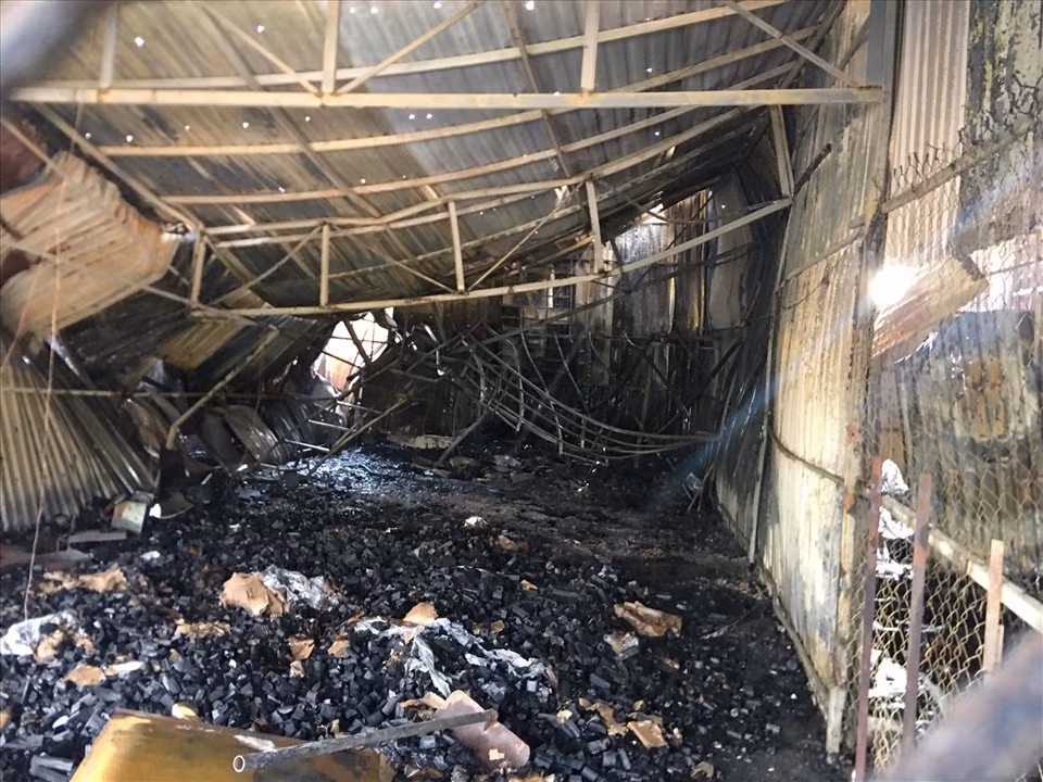 Nhận được tin báo, Công an xã Lý Bôn lập tức có mặt tại hiện trường. Khi lật những đám tro đen muội, khét lẹt, Công an xã Lý Bôn bất ngờ phát hiện nhiều miếng nhựa cháy dở. Những miếng nhựa này dường như là phần còn sót của một chiếc can. Sát đám cháy, phía ngoài sân nhà bà D. xuất hiện vết bánh xe máy in sâu. Khi mở rộng ra cổng, công an cũng tìm thấy vết bánh xe. Đặc biệt, những vết hằn này dính cả tro tàn, có hướng đi từ nhà bà D. về tỉnh Hà Giang. (Ảnh minh họa, nguồn internet)