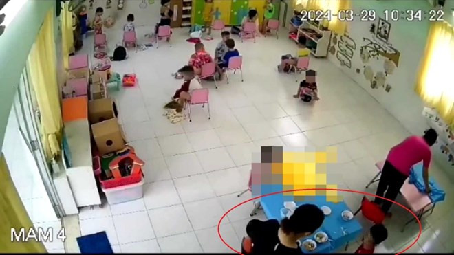  Trẻ mầm non bị cô giáo đánh trên lớp trong giờ ăn trưa: Ngày 29/3, trong quá trình đút cho bé ăn trưa, cô giáo K.D Trường mầm non 4 (chi nhánh đường Điện Biên Phủ, quận 3, TP HCM) đã nhiều lần đánh vào người bé, khiến bé bị ngã về phía sau. Quá trình xảy ra vụ việc đều được camera ghi lại. Ông Lương Trọng Bình - Phó Phòng GD&amp;ĐT quận 3 cho biết, việc xử lý được thực hiện theo quy định kỷ luật, cán bộ, viên chức. Trước mắt, nhà trường đã tạm đình chỉ cô giáo trong vụ việc. Cô giáo K.D đang mang bầu nên việc xử lý cũng được xem xét cẩn trọng. 
