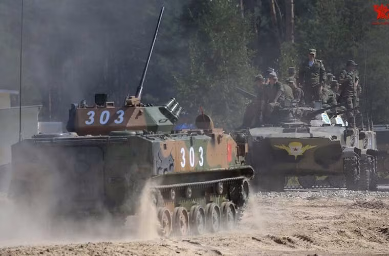 Xe chiến đấu ZBD-03 dài 7,62m, rộng 3,04m, cao 2,13m, trọng lượng chỉ khoảng 8 tấn. Với trọng lượng này, nó có khả năng phi với tốc độ 65km/h trên đường bằng, 6km/h trên mặt nước, tầm hoạt động khoảng 500km.