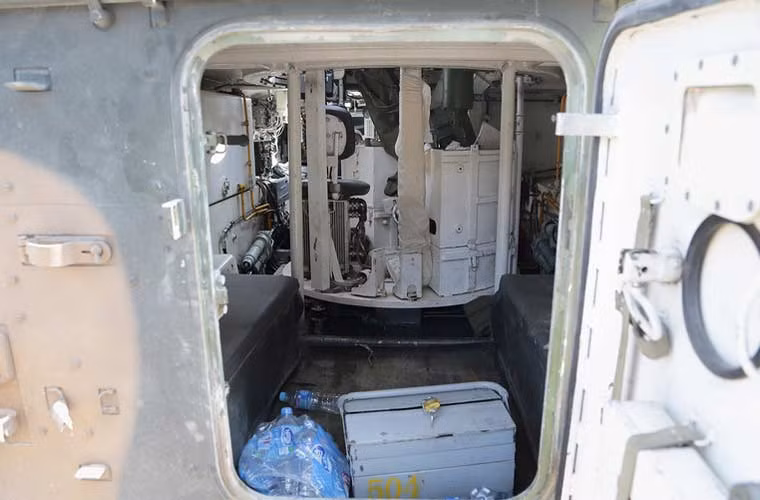 Ngoài kíp lái ba người, ZBD-03 có thể chở thêm 5 binh lính cùng đầy đủ vũ khí. Ảnh: Cận cảnh cửa vào bên trong xe nằm ở đuôi ZBD-03.