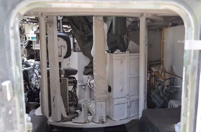 Có thể thấy lồng tròn đó chính là vị trí ngồi và thiết bị liên quan tới hỏa lực của xe chiến đấu đổ bộ ZBD-03.