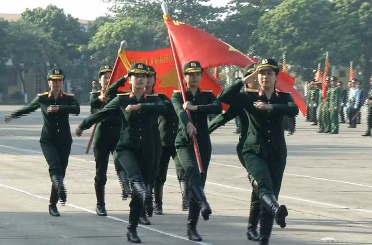 Tổ quân kỳ luôn là ưu tiên số một trong luyện tập của giáo viên và cán bộ quản lý. Họ luôn phải tập riêng, tập nhiều hơn đội hình khối phía sau vì họ là bộ mặt tiêu biểu của cả khối.