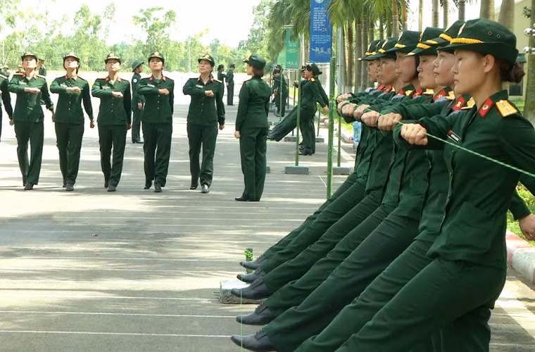 Các nữ quân nhân học lại từng động tác đã được huấn luyện. Trong đó, khó nhất là sự kết hợp giữa đánh mặt sang phải, chếch lên trên 15 độ với chân và tay khi chuyển bước tiếp lệnh từ đi đều chuyển thành đi nghiêm, nhìn bên phải chào.