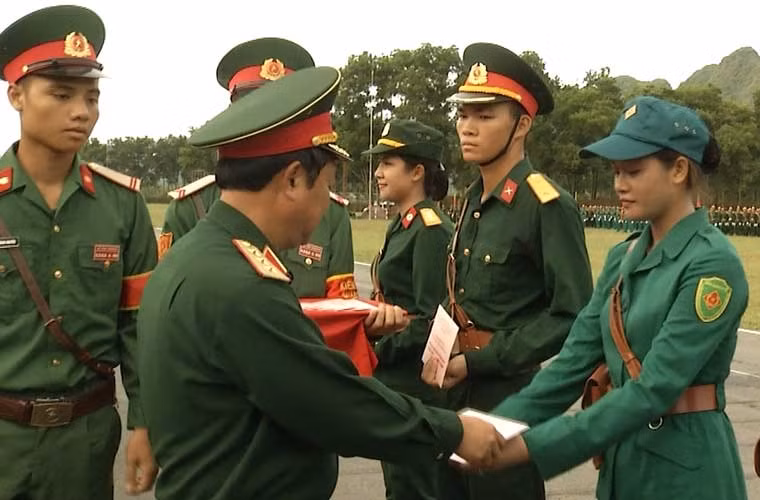 Thượng tướng Đỗ Bá Tỵ, Tổng Tham mưu trưởng, Thứ trưởng BQP thăm, tặng quà, động viên lực lượng tập luyện chuẩn bị cho A70, trong đó có các nữ quân nhân và nữ dân quân tự vệ.