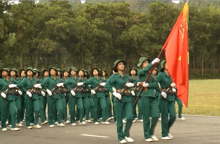 Nhìn từ xa, khó mà phát hiện được các động tác đội ngũ thừa của một đối tượng nào đó trong đội hình hành tiến.