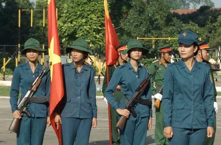 Tổ quân kỳ của khối nữ dân quân.