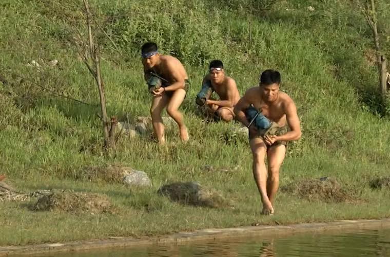 Để có những trận đánh “xuất quỷ nhập thần”, khiến quân địch choáng váng, bạt vía kinh hồn thì những người chiến sĩ Đặc công Việt Nam phải khổ công luyện tập trên thao trường, bãi tập và trong mọi điều kiện thời tiết, trong hoàn cảng khó khăn, ngặt nghèo nhất. Ảnh: Trên cạn, bộ đội đặc công “đi không dấu, nấu không khói, nói không tiếng”, nhưng khi xuống nước, họ trở thành ông chủ thực sự ở môi trường này nhờ kỹ năng tiếp và di chuyển dưới nước được khổ luyện công phu.