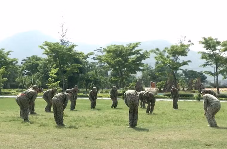 Đối với bộ đội đặc công, khởi động trước khi huấn luyện thể lực, võ thuật bao giờ cũng là nội dung quan trọng, không thể bỏ sót.