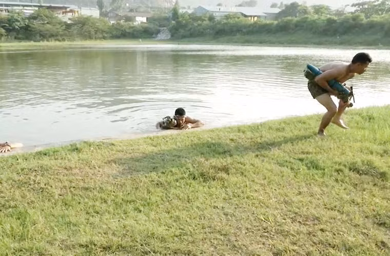 Giai đoạn quan trọng nhất với họ là khi tiếp bờ, nhưng với kỹ năng “đi nhẹ như mèo” và phương pháp ngụy trang khéo léo thì đối phương cũng khó có thể phát hiện ra mục tiêu.