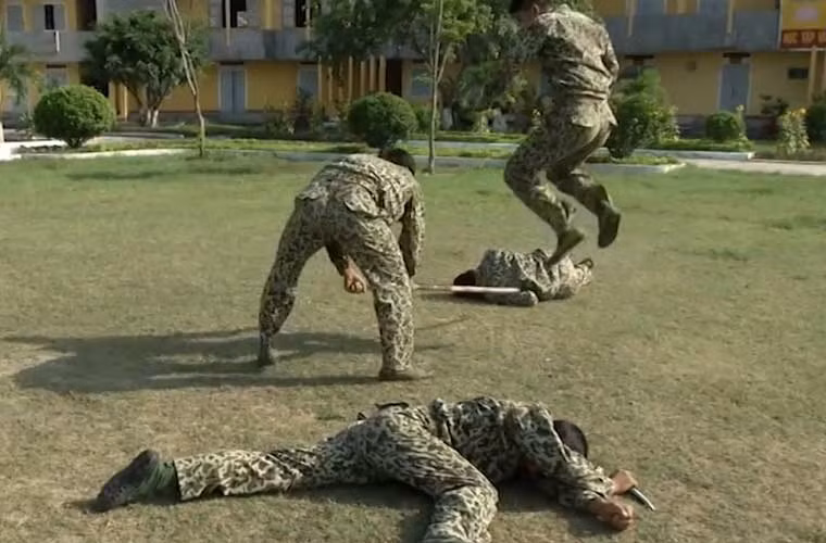 Đối thủ khác bất ngờ lao tới, sử dụng trường côn đánh thẳng vào chân chiến sĩ đặc công, nhưng không có kết quả vì chiến sĩ này đã bật cao khỏi mặt đất, khiến đối phương bị mất đà.