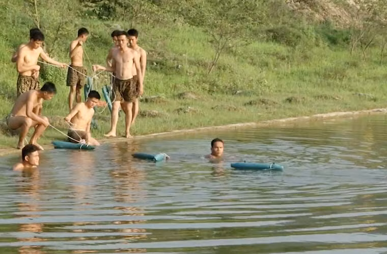 Sau khi đã thuần thục bơi cạn, họ được thử khả năng di chuyển ở dưới nước dưới sự dám sát chặt chẽ của các cán bộ làm nhiệm vụ huấn luyện.