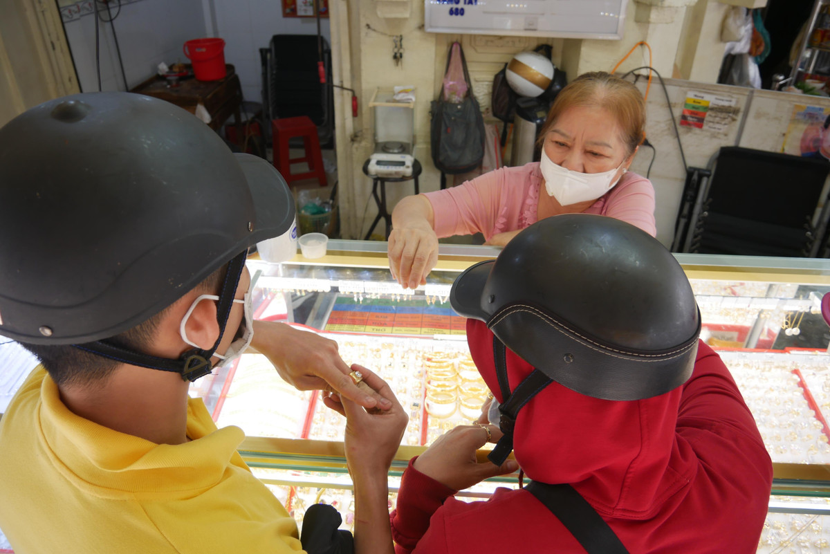 Nguoi ban, khach mua vang deo khau trang kin mit ngay Via Than Tai vi so viem phoi corona-Hinh-5